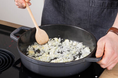 Zwiebel und Knoblauch anbraten