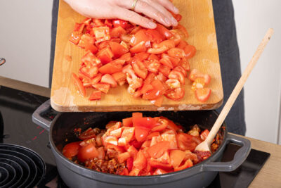 Paprika- und TOmatenwürfel anbraten