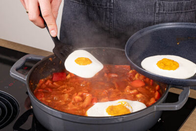 Vegane Spiegeleier auf das vegane Shakshuka geben