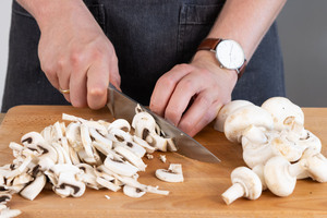 Champignons in Scheiben schneiden.