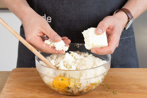 Feta in die Masse bröseln.