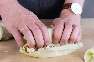 Die vegetarischen Krautwickel aufrollen.