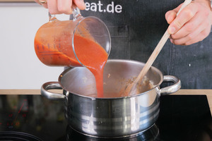 Passierte Tomaten zugeben.