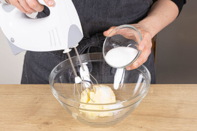 Butter, Zucker und salz aufschlagen