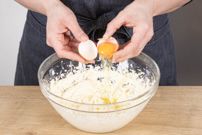 Eier unter die Massen rühren