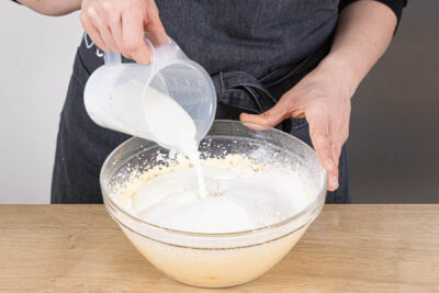 Mehl und buttermilch unterrühren