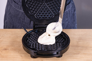 Waffelteig in Waffeleisen geben