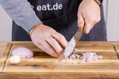 Zwiebel würfeln