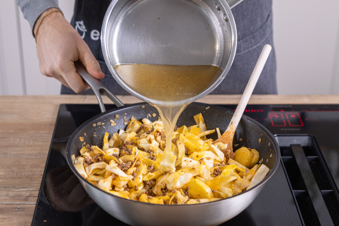 Weißkohl mit Hackfleisch und Kartoffeln