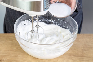 Zucker zum Eischnee geben