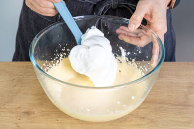 Eischnee unter die Eigelbmasse heben