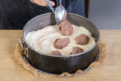 dunklen Teig fleckig auf den hellen Teig geben