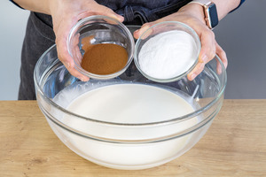 Instant-Espressopulver, Zucker und Sahnesteif zur Sahne geben