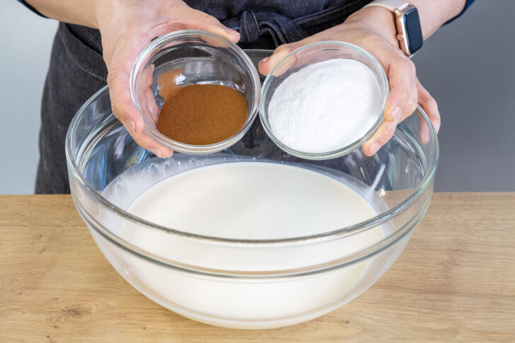 Instant-Espressopulver, Zucker und Sahnesteif zur Sahne geben