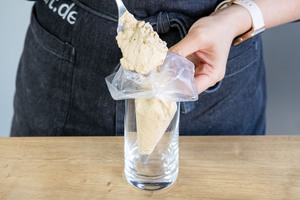 Creme in Spritzbeutel füllen