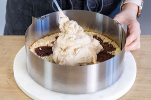 Creme auf dem ersten Boden verstreichen