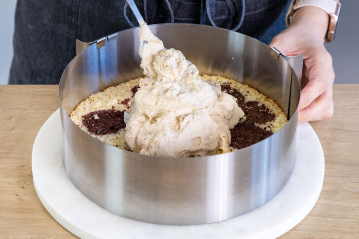 Creme auf dem ersten Boden verstreichen