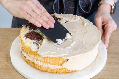Wiener Mokkatorte mit der Creme einstreichen