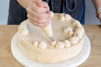 Sahnetupfen auf die Wiener Mokkatorte spritzen