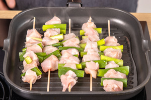 Hähnchenspieße in der Pfanne braten