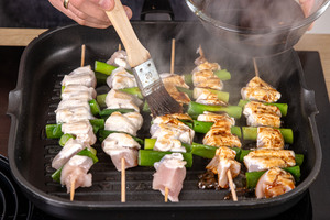 Japanische Hähnchenspieße mit Yakitori-Soße bepinseln