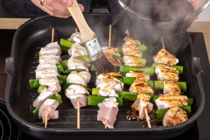 Japanische Hähnchenspieße mit Yakitori-Soße bepinseln