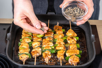Yakitori mit Sesam bestreuen