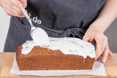 Zitronen-Mascarpone-Kuchen glasieren