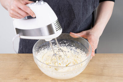 Butter mit Zitronensaft schaumig schlagen