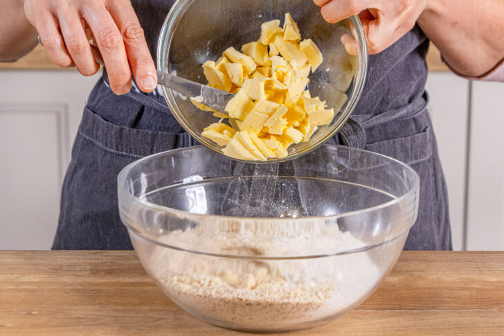 Butter in die Schüssel geben