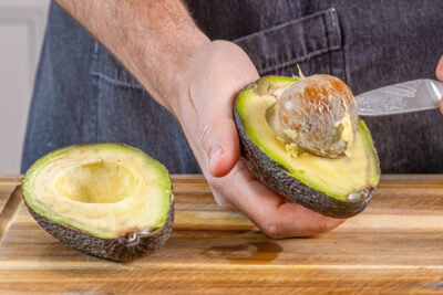 Avocado entkernen