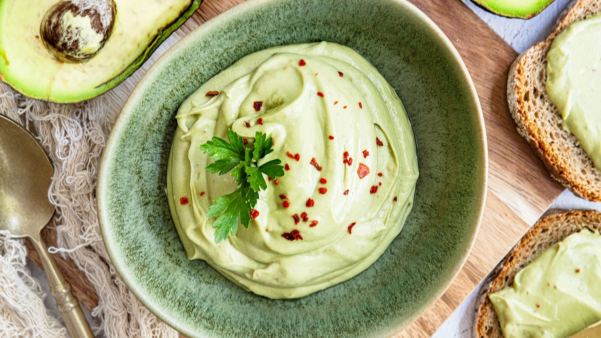 Avocado-Dip mit Frischkäse | Rezept - eat.de