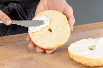 Bagel mit Frischkäse bestreichen