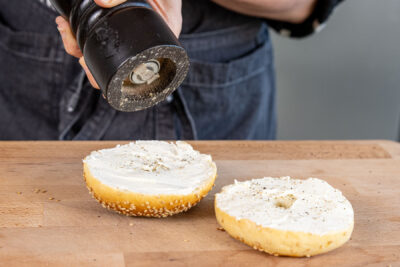 Frischkäse mit Pfeffer würzen