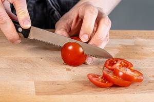 Tomate in Scheiben schneiden