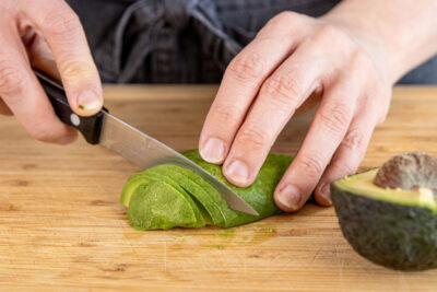Avocado in Scheiben schneiden