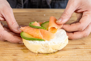 Bagel kit Avocado und Lachs belegen