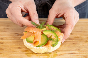 Dill zur Avocado und zum Lachs geben