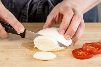 Mozzarella in Scheiben schneiden