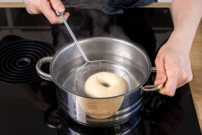 Bagels ins heiße Wasser geben