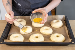 Bagels mit Eigelb einstreichen