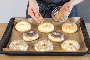 Bagels mit Körnern bestreuen