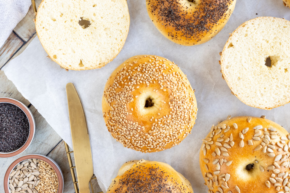 Lachsbrötchen mit Ei und Zwiebeln