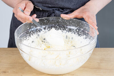 Sahne aufschlagen und Crème fraîche unterheben