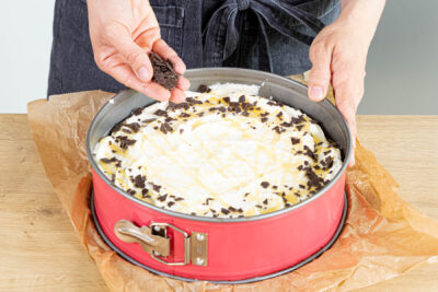 Banoffee Pie mit Ahornsirup und Schokostreuseln verzieren