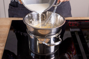 Milch zur Zucker-Ei-Mischung geben