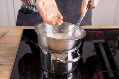 Gelatine zur Creme geben