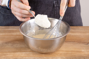 Schlagsahne zur Creme geben