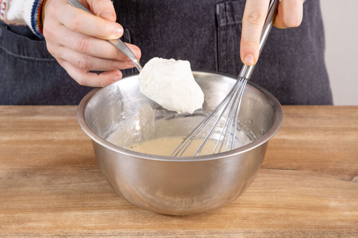 Schlagsahne zur Creme geben