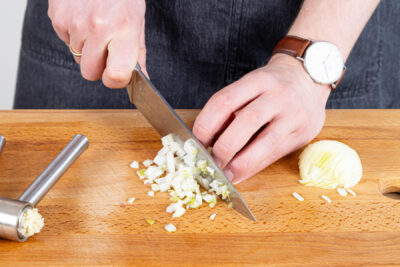Zwiebeln und Knoblauch fein hacken